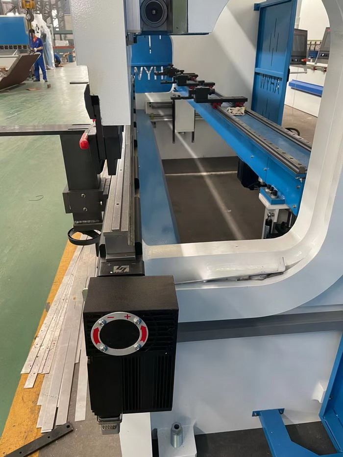 AHYW Yawei cnc press brake Wila motorized mechanical wave crowning table